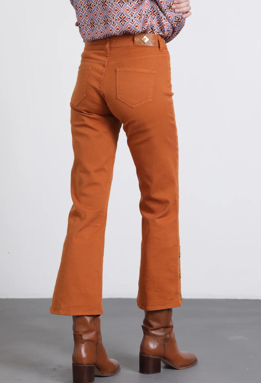 PANTALON PATA BOTON GUIMANOS
