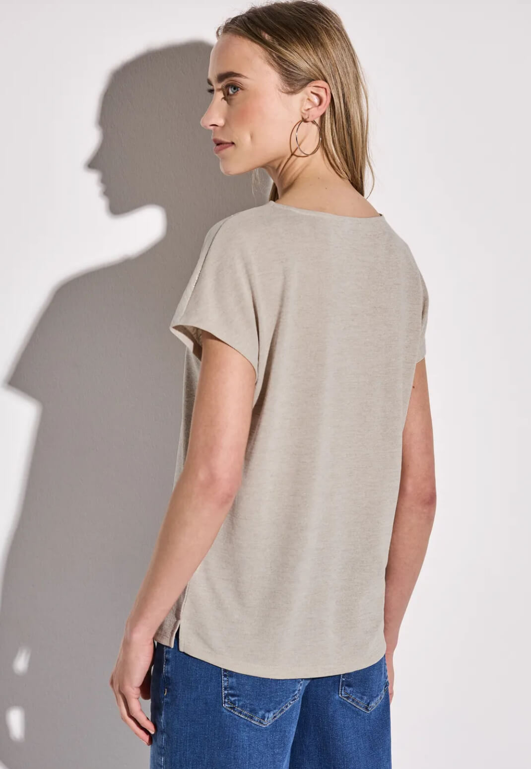 CAMISETA BRILLANTE CON CUELLO EN V STREET ONE