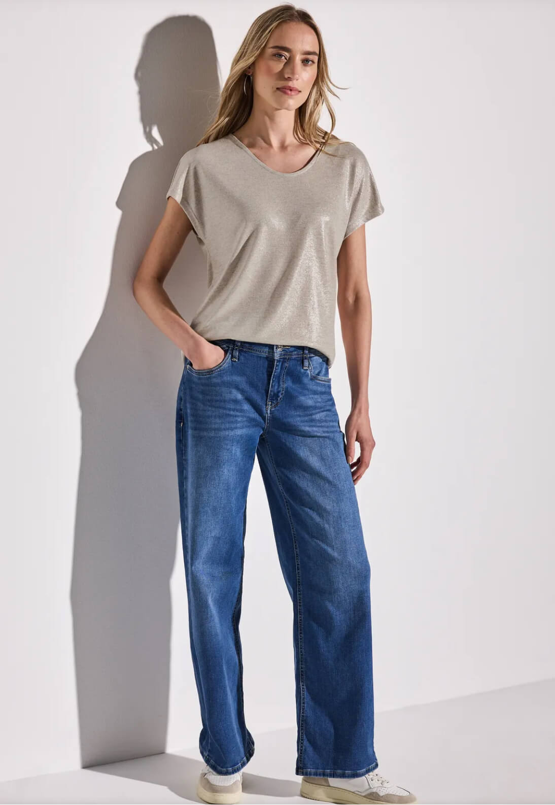 CAMISETA BRILLANTE CON CUELLO EN V STREET ONE