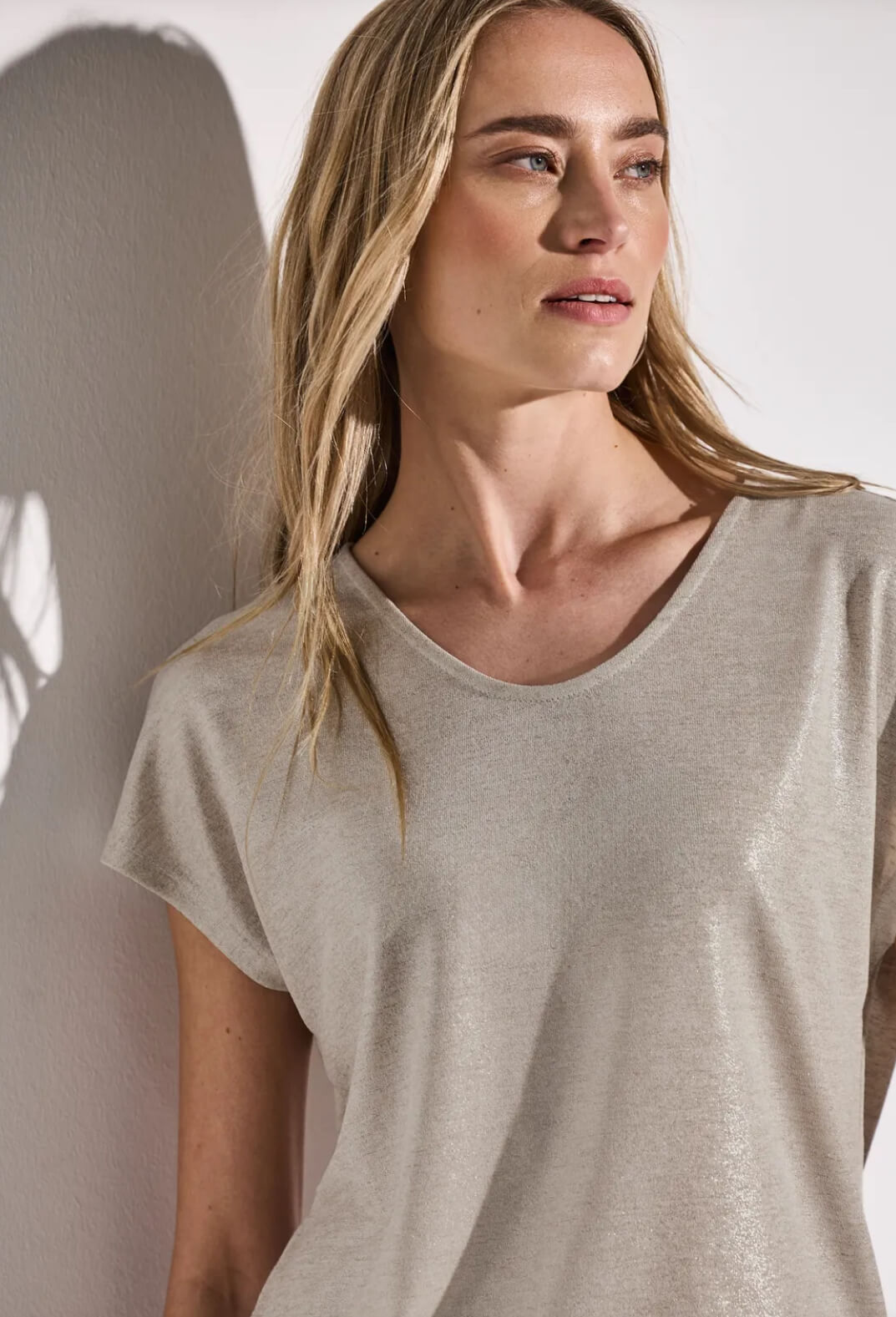 CAMISETA BRILLANTE CON CUELLO EN V STREET ONE