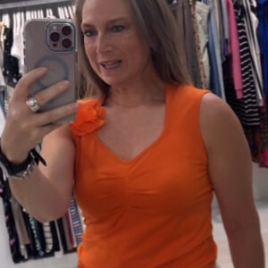 CAMISETA NARANJA RECOGIDO Y FLOR EN EL DELANTERO LOLITAS
