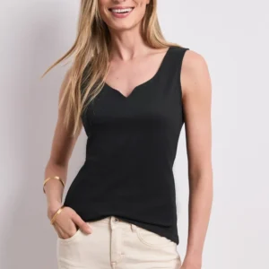 CAMISETA NEGRA ESCOTE CORAZON STREET ONE